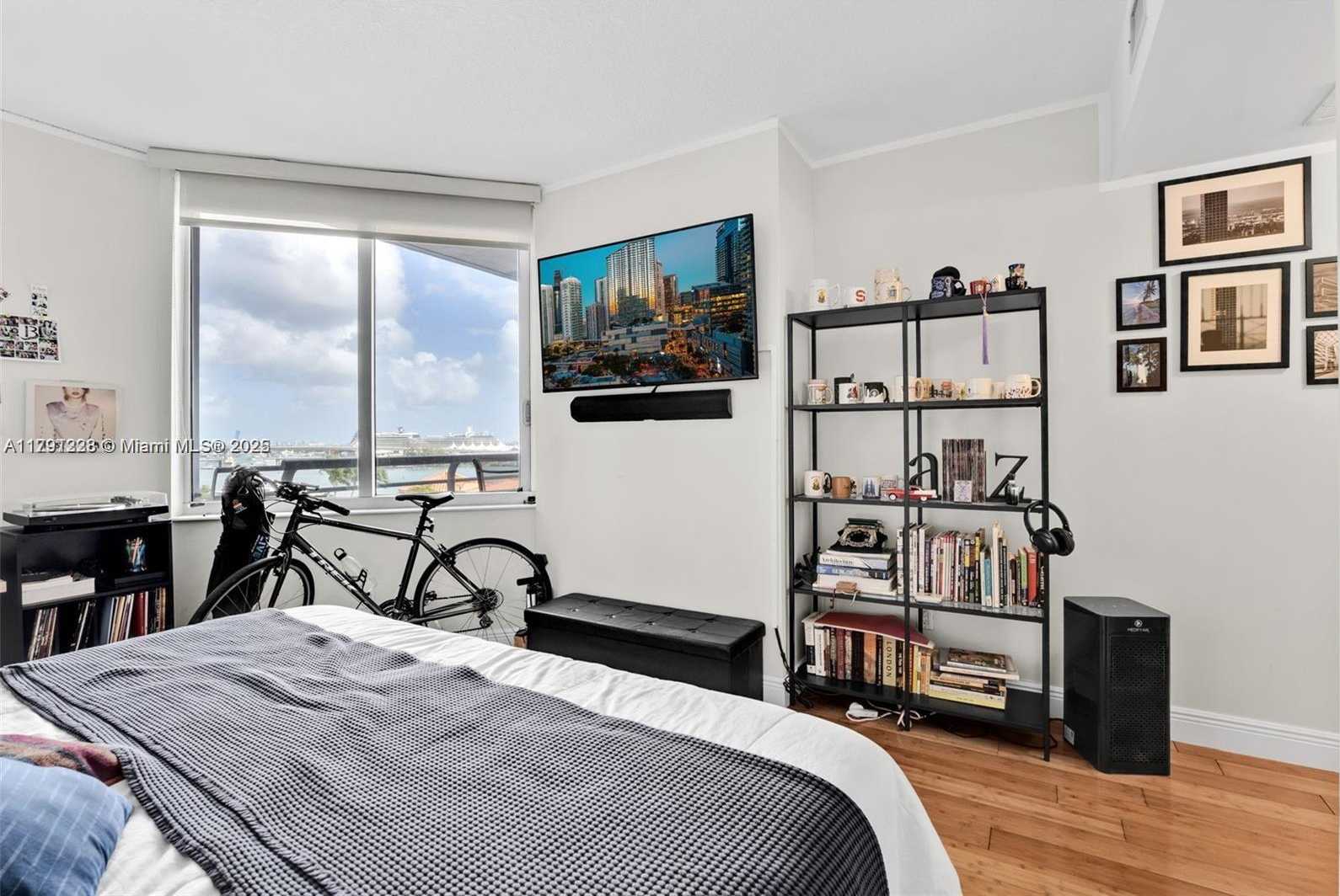 Small Image of 335 SOUTH BISCAYNE BLVD #908, Miami Number 17