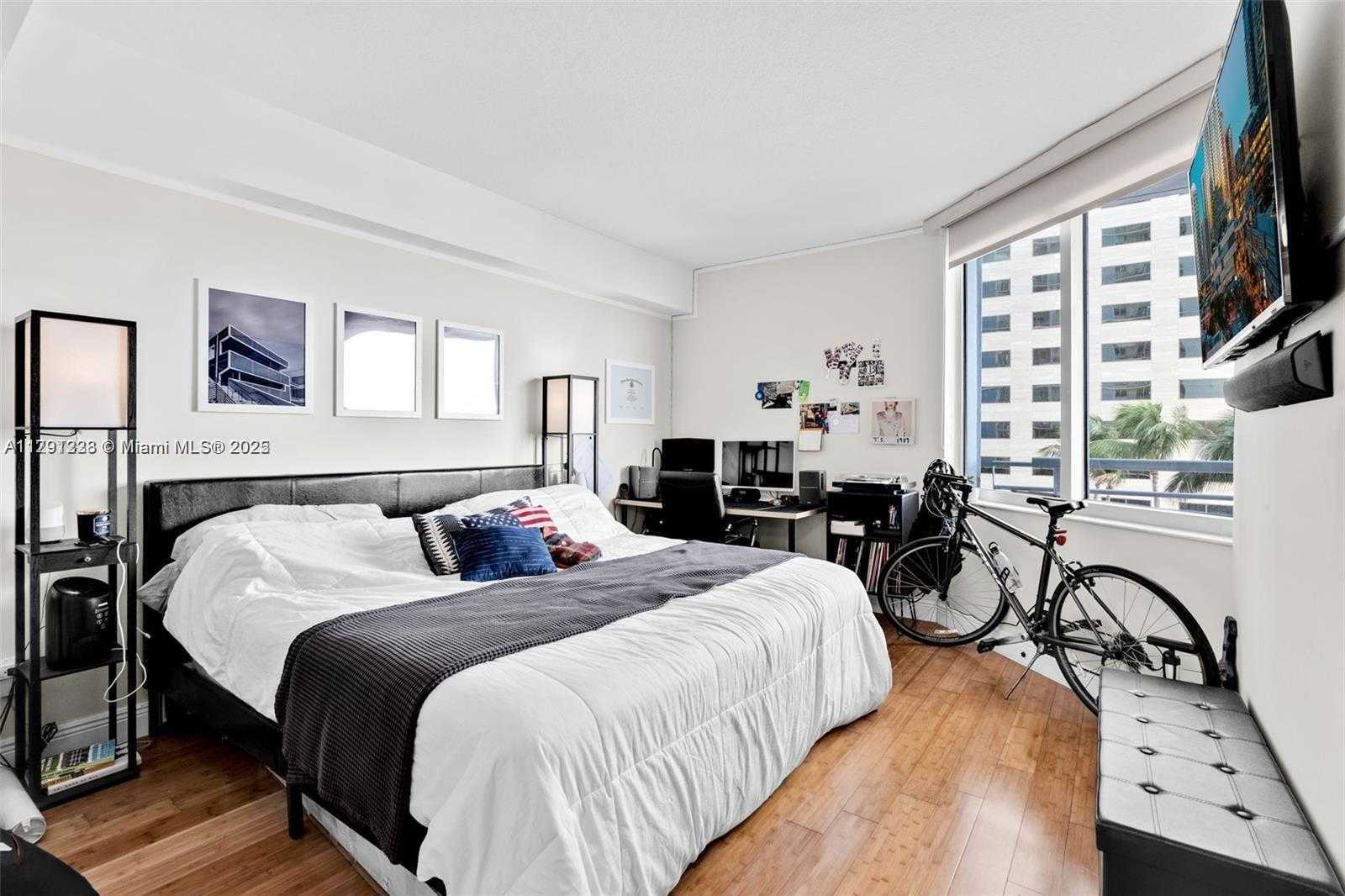 Small Image of 335 SOUTH BISCAYNE BLVD #908, Miami Number 18