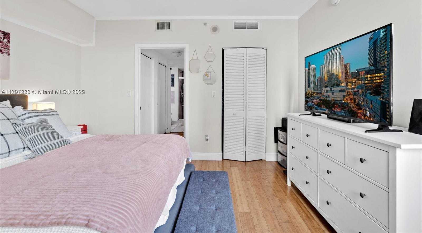 Small Image of 335 SOUTH BISCAYNE BLVD #908, Miami Number 19