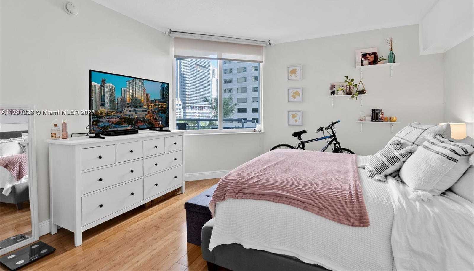 Small Image of 335 SOUTH BISCAYNE BLVD #908, Miami Number 21
