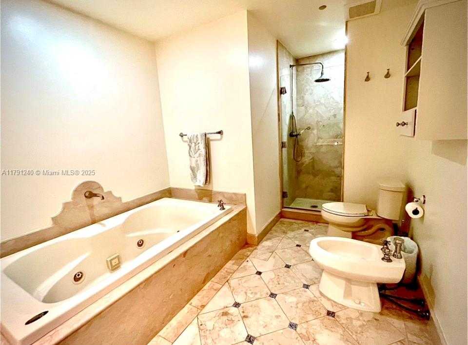 Small Image of 100 SOUTH POINTE DR #604/603, Miami Beach Number 32
