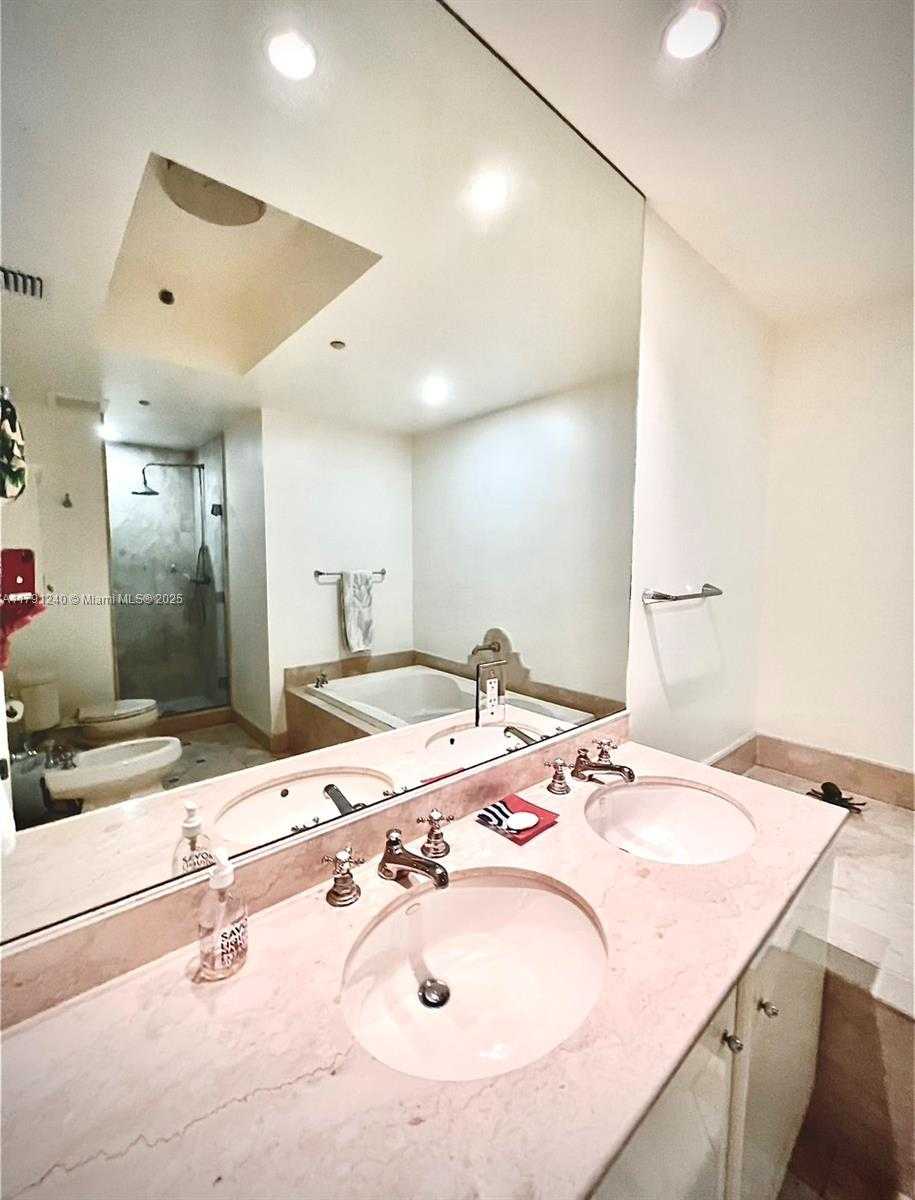 Small Image of 100 SOUTH POINTE DR #604/603, Miami Beach Number 35