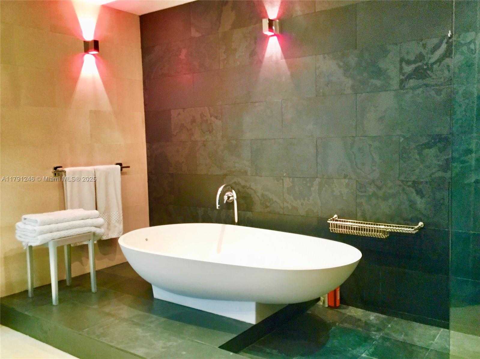 Small Image of 100 SOUTH POINTE DR #604, Miami Beach Number 11