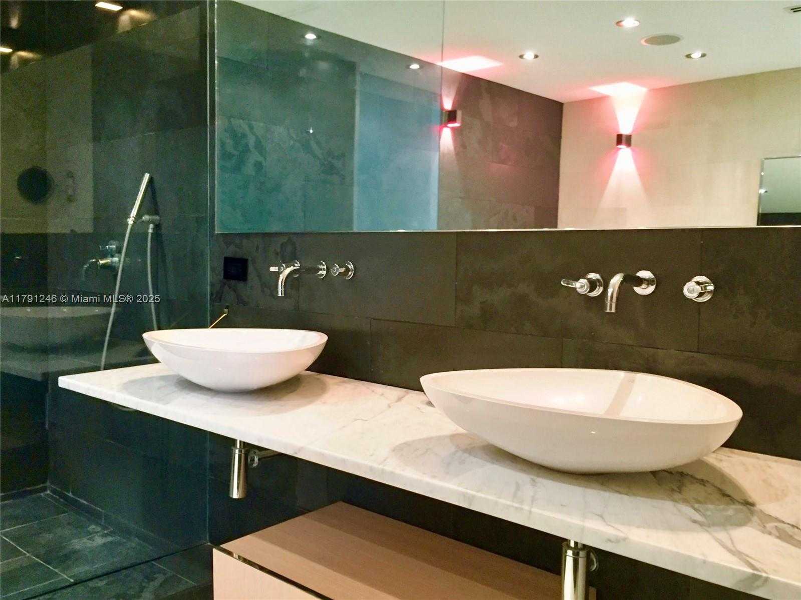 Small Image of 100 SOUTH POINTE DR #604, Miami Beach Number 12
