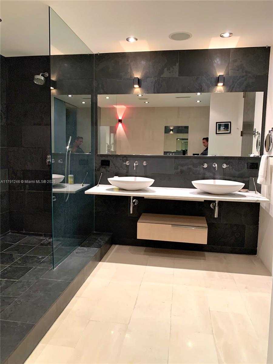 Small Image of 100 SOUTH POINTE DR #604, Miami Beach Number 13