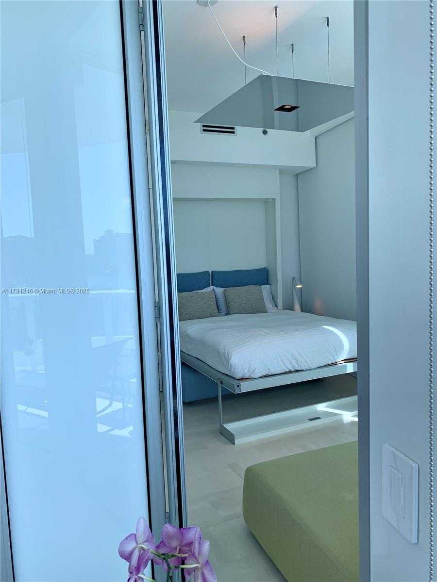 Small Image of 100 SOUTH POINTE DR #604, Miami Beach Number 30