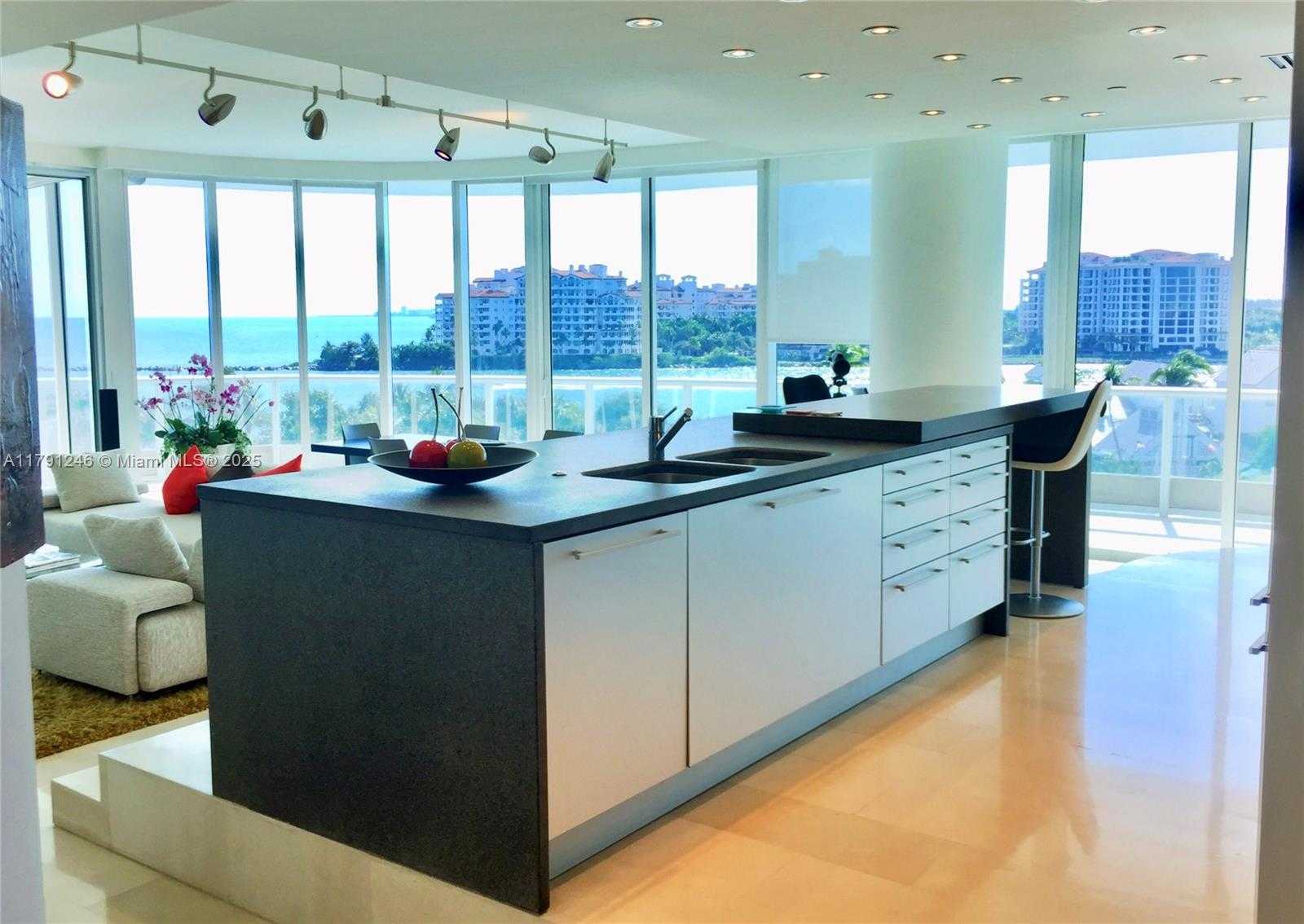 Small Image of 100 SOUTH POINTE DR #604, Miami Beach Number 5