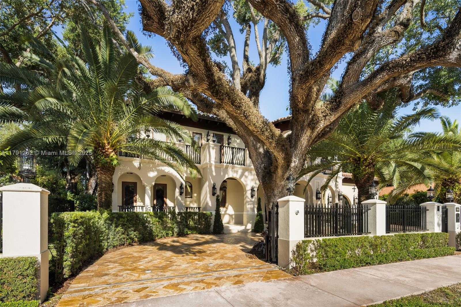 Small Image of 6016 LEONARDO ST, Coral Gables Number 2