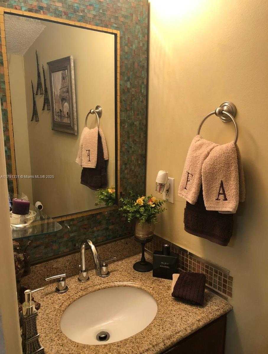 Small Image of 248 MAJORCA AVE #248, Coral Gables Number 14