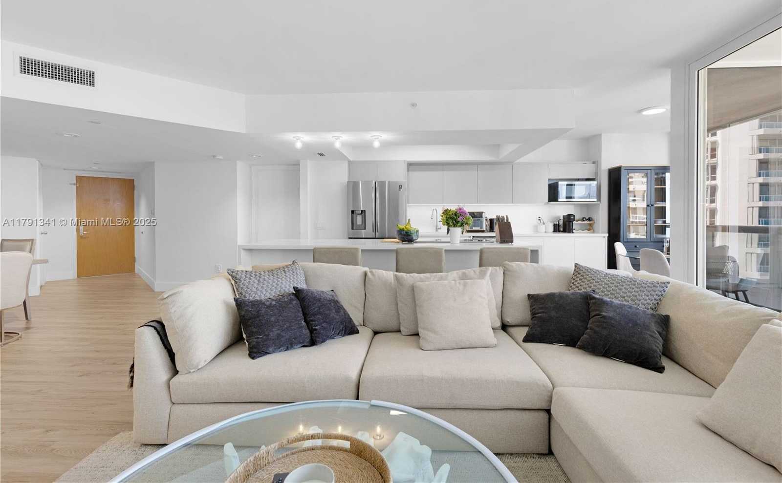 Small Image of 21055 YACHT CLUB DR #2203, Aventura Number 12