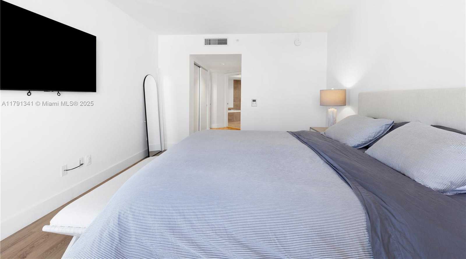Small Image of 21055 YACHT CLUB DR #2203, Aventura Number 16
