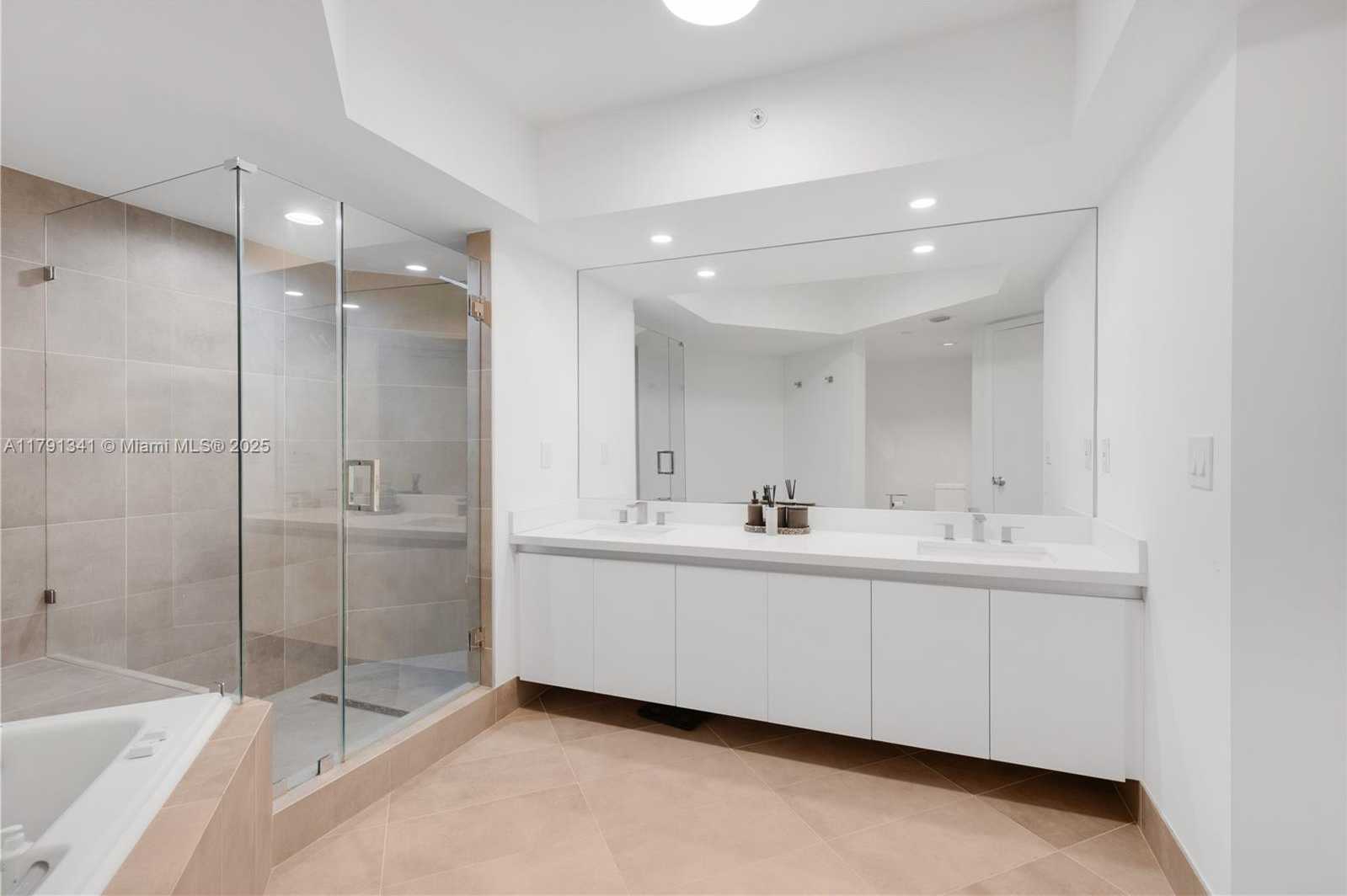 Small Image of 21055 YACHT CLUB DR #2203, Aventura Number 18