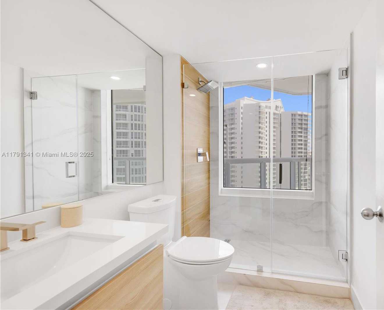 Small Image of 21055 YACHT CLUB DR #2203, Aventura Number 19