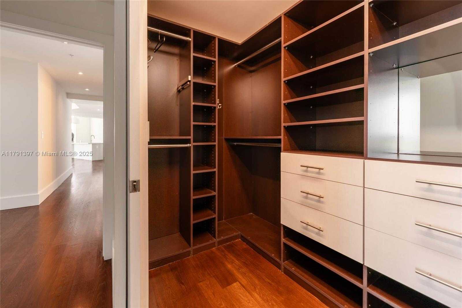 Small Image of 1900 NORTH BAYSHORE DR #4412, Miami Number 25