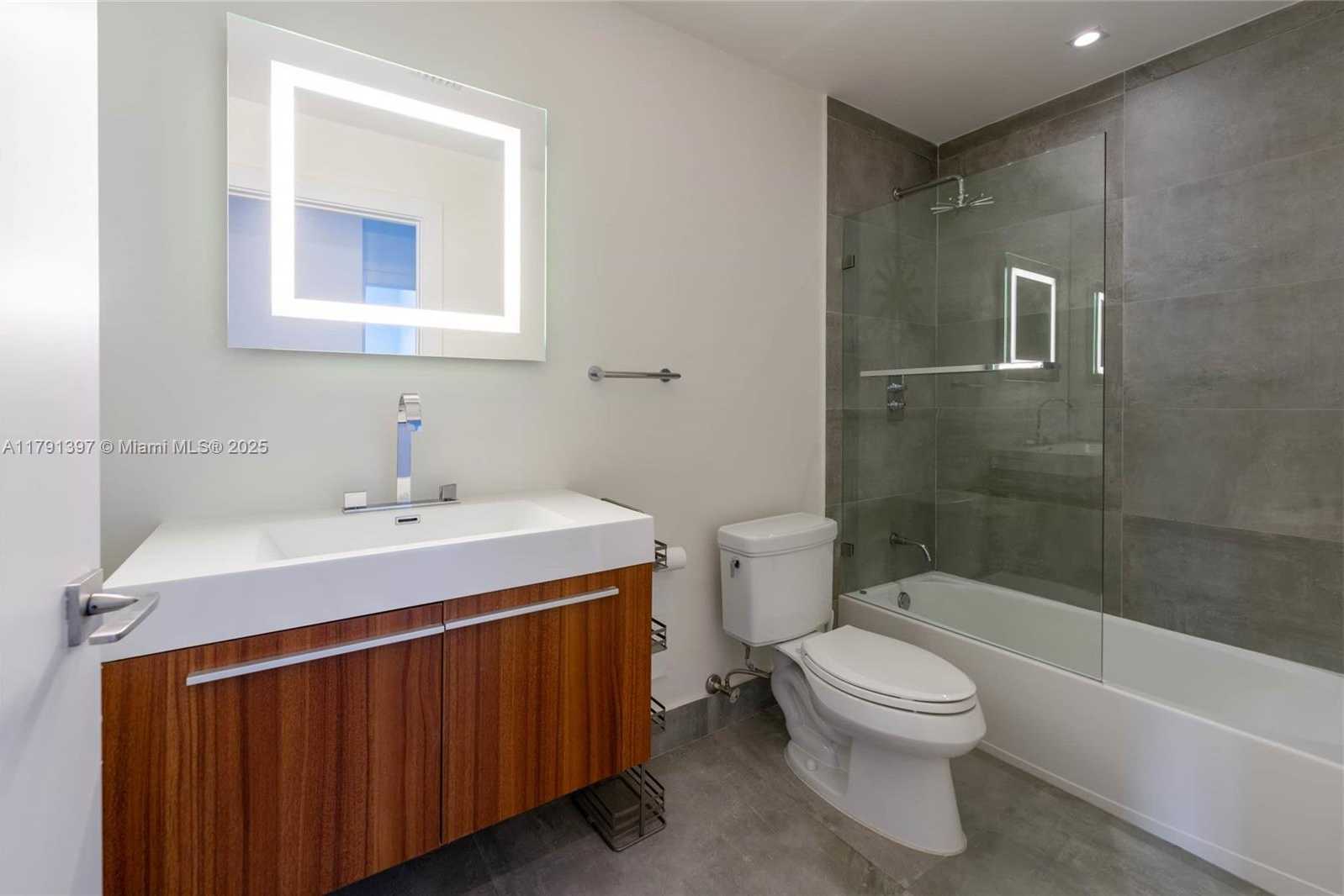 Small Image of 1900 NORTH BAYSHORE DR #4412, Miami Number 37