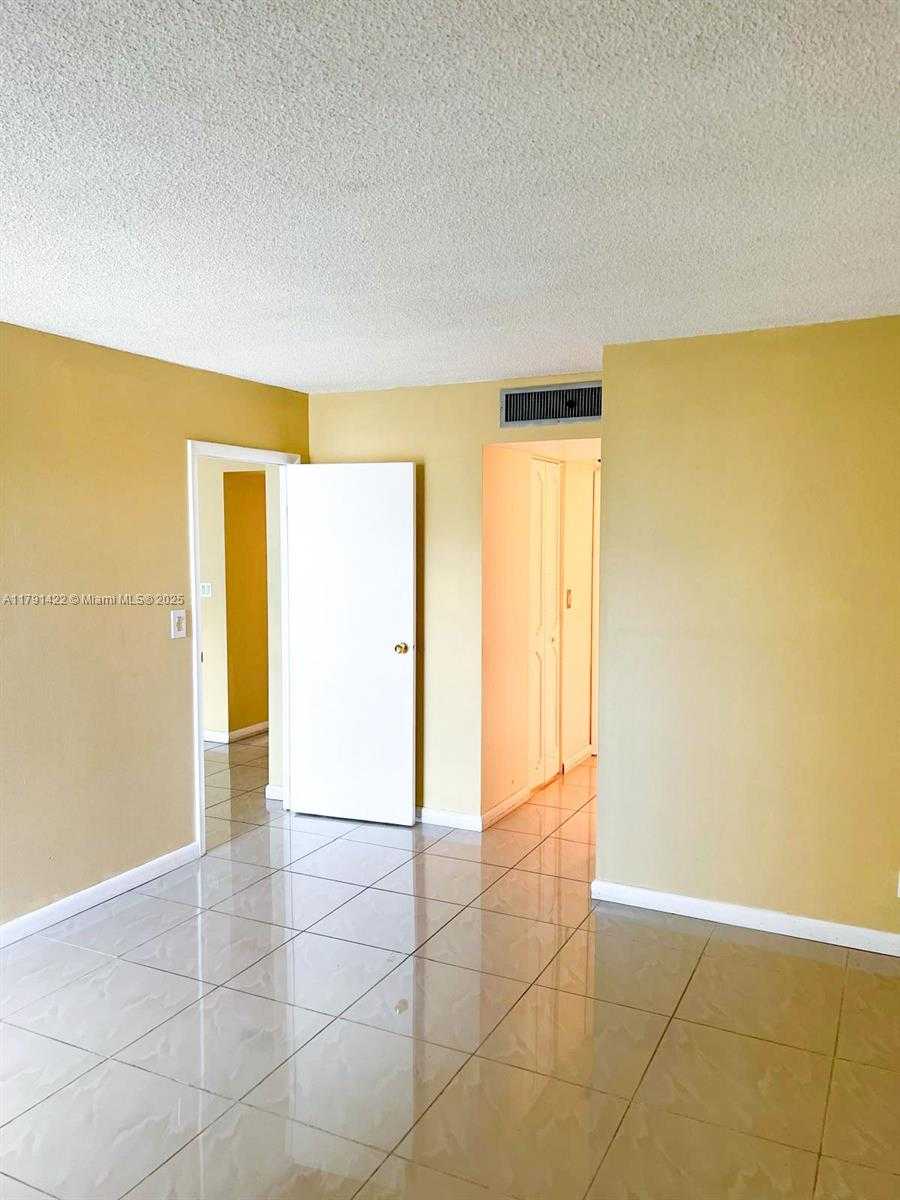 Small Image of 20400 E Country Club Dr, Aventura, FL 33180, USA Number 12