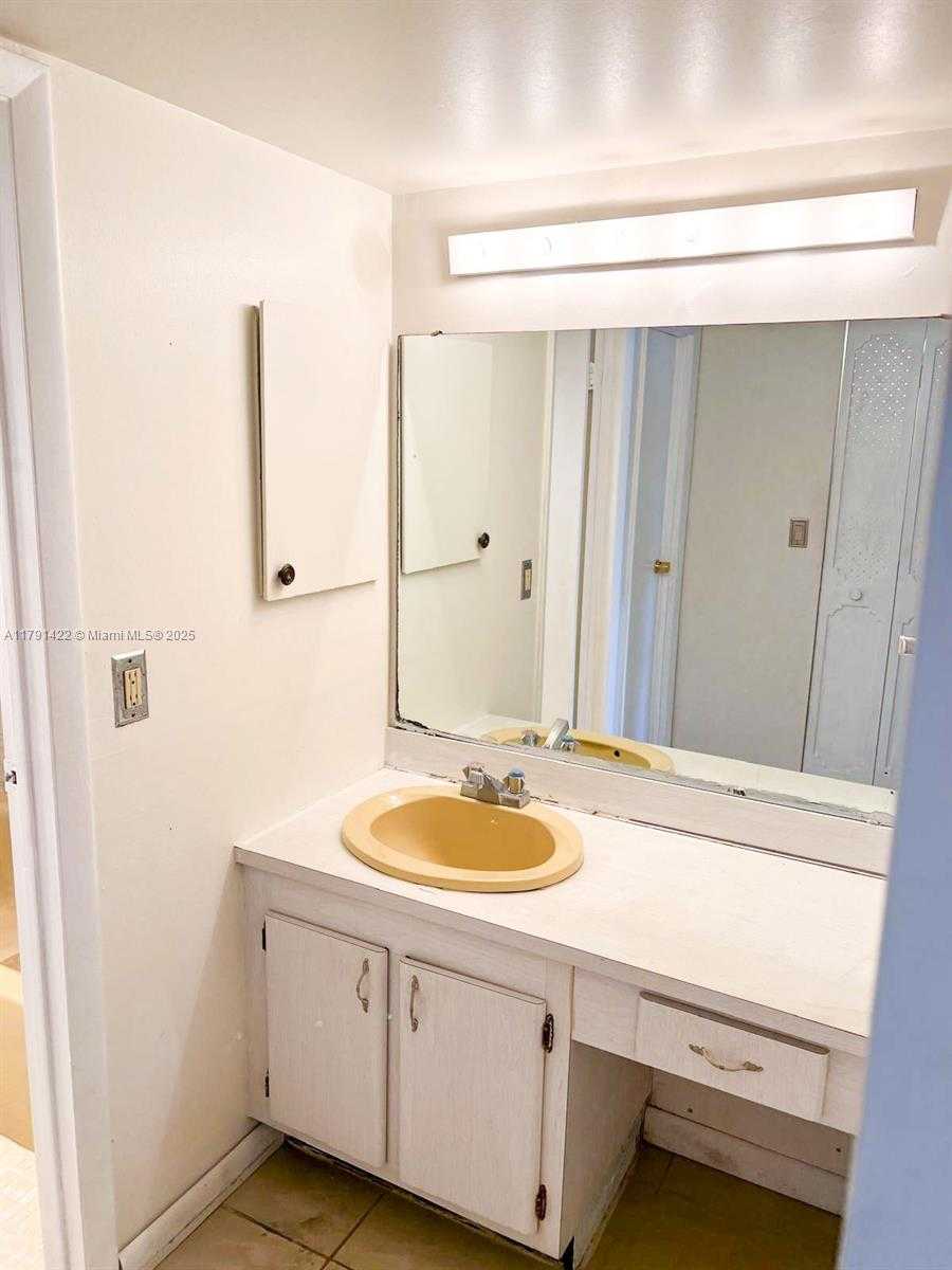 Small Image of 20400 E Country Club Dr, Aventura, FL 33180, USA Number 14