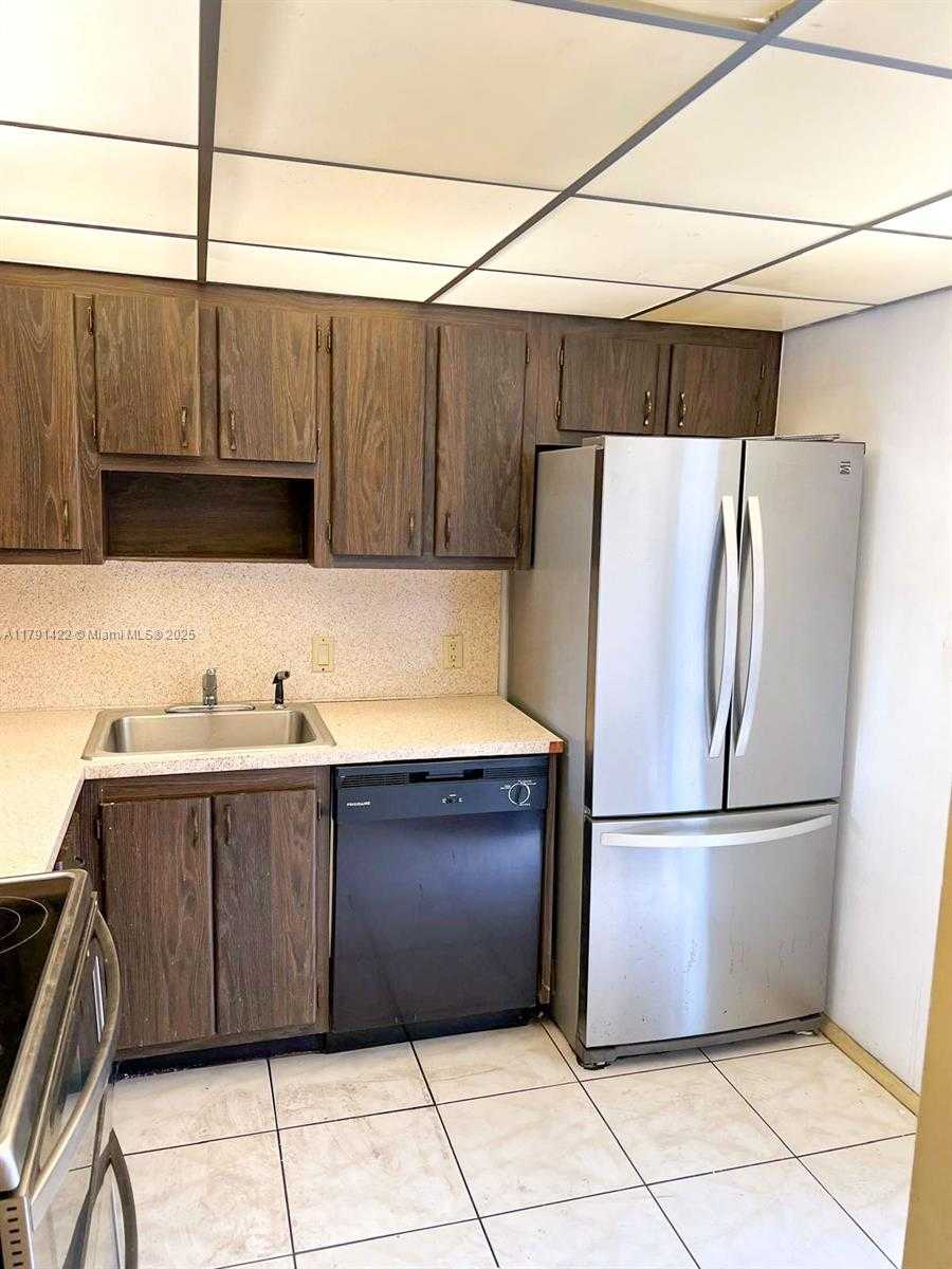 Small Image of 20400 E Country Club Dr, Aventura, FL 33180, USA Number 4