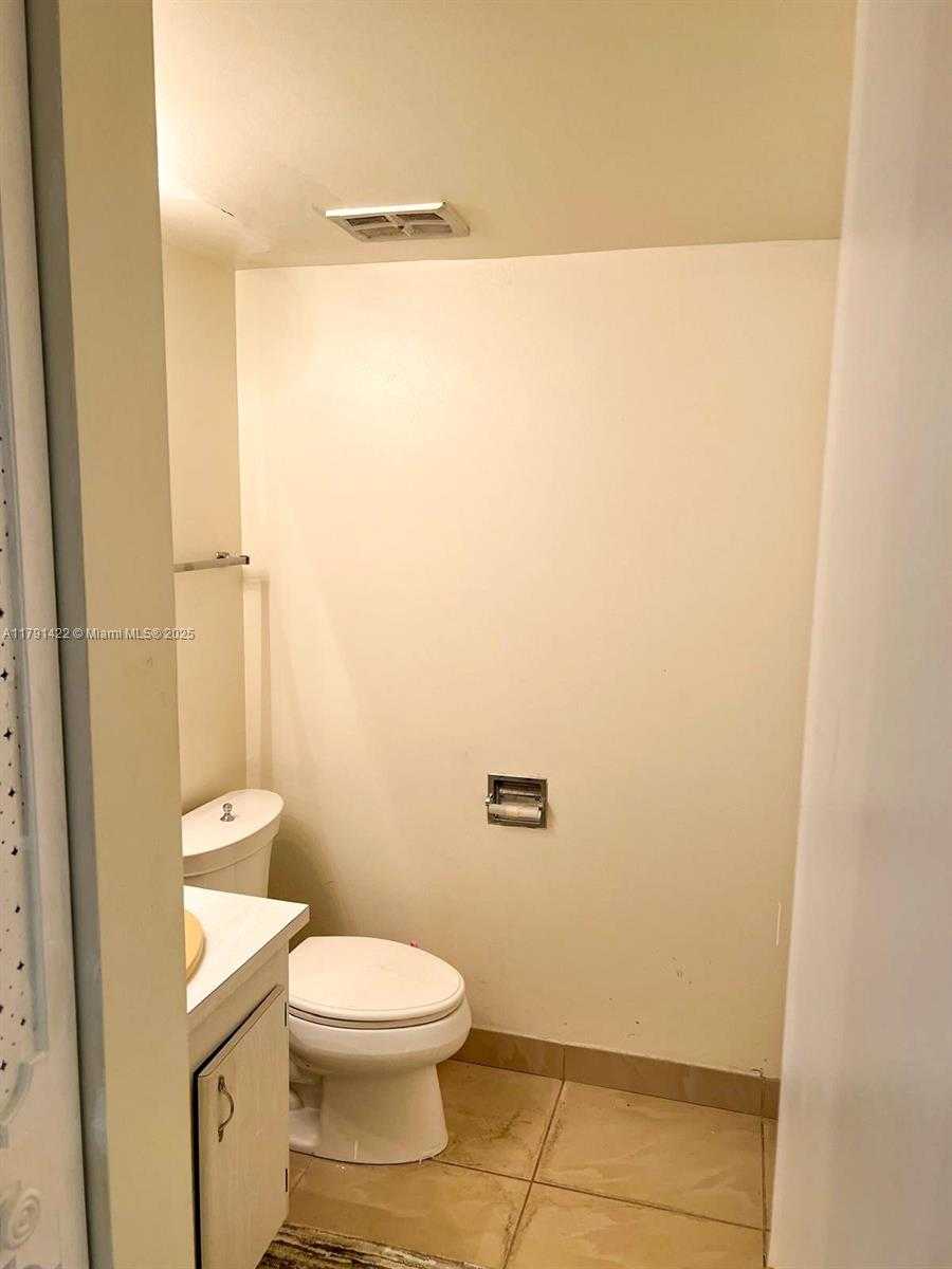 Small Image of 20400 E Country Club Dr, Aventura, FL 33180, USA Number 8