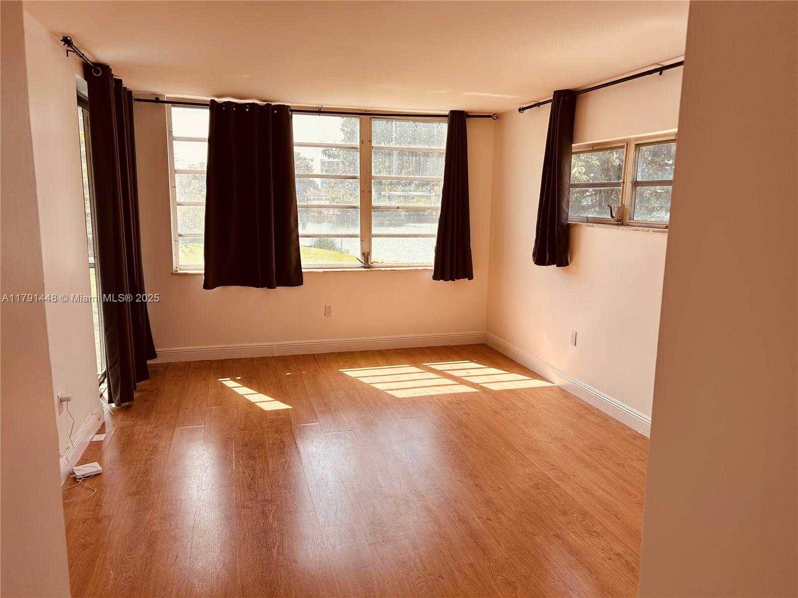 Small Image of 1750 NORTH EAST 191ST ST #201-1, Miami Number 4