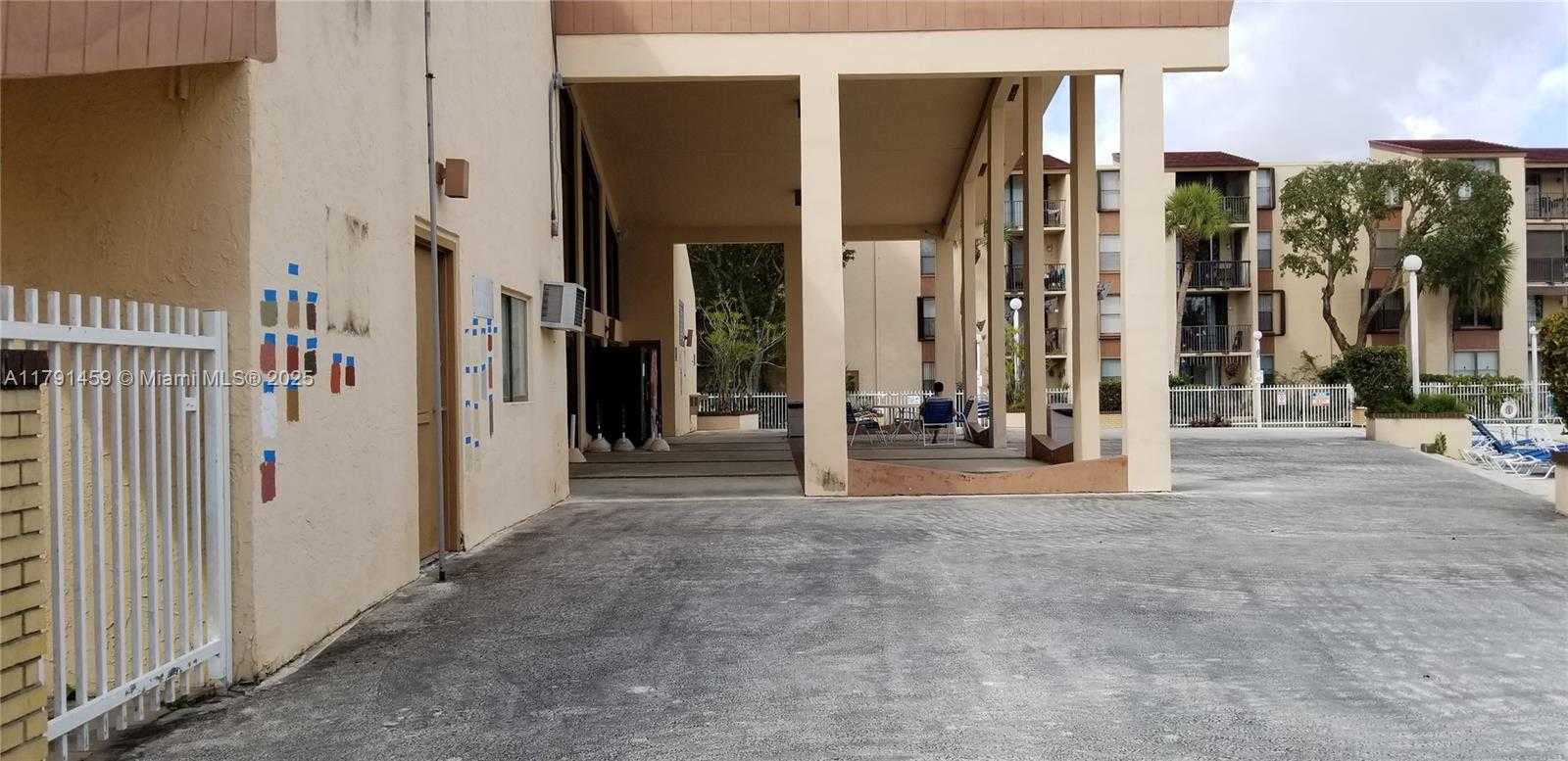 Small Image of 14201 NORTH KENDALL DR #212-D, Miami Number 7