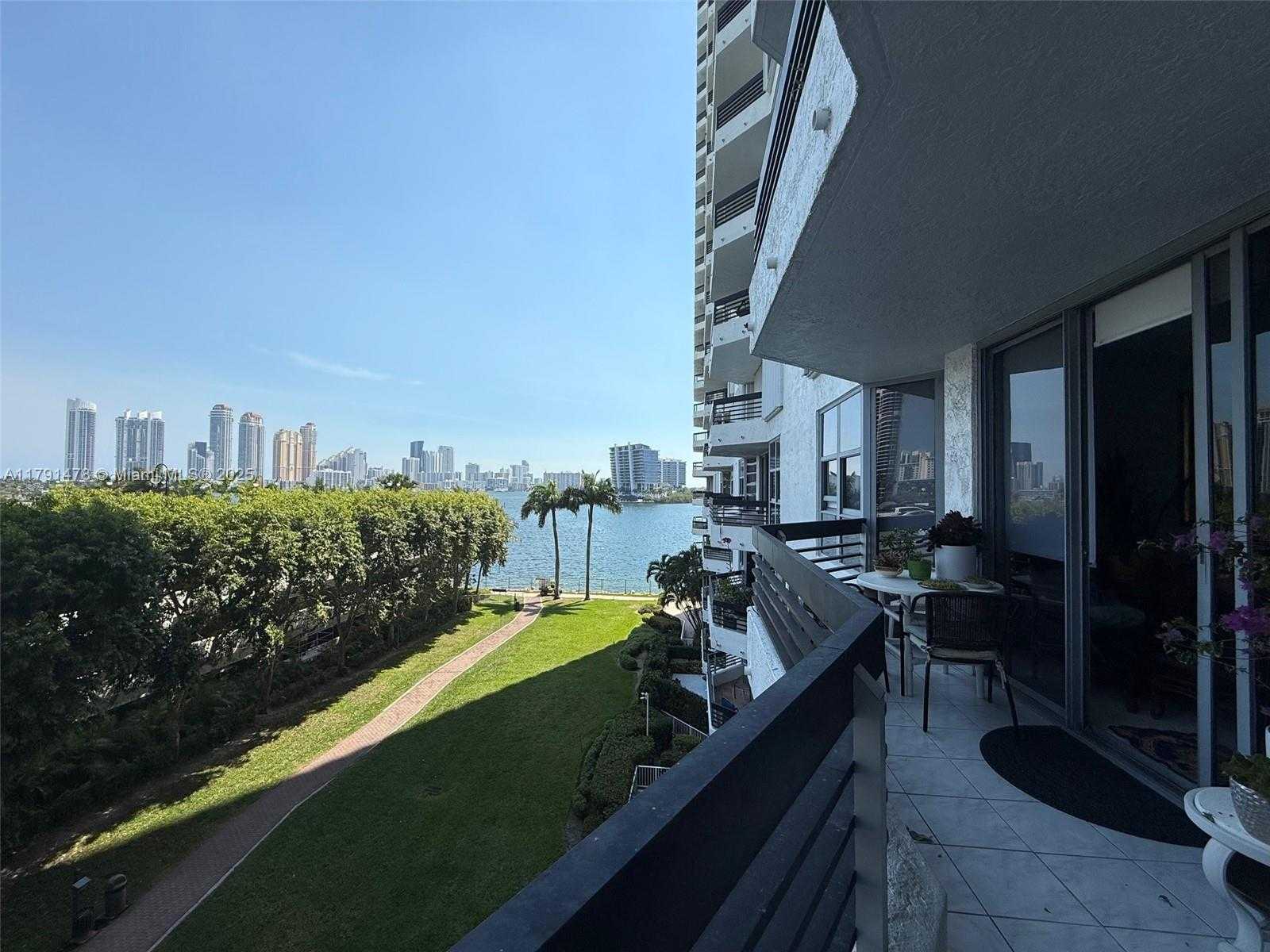 Small Image of 3530 MYSTIC POINTE DR #512, Aventura Number 2