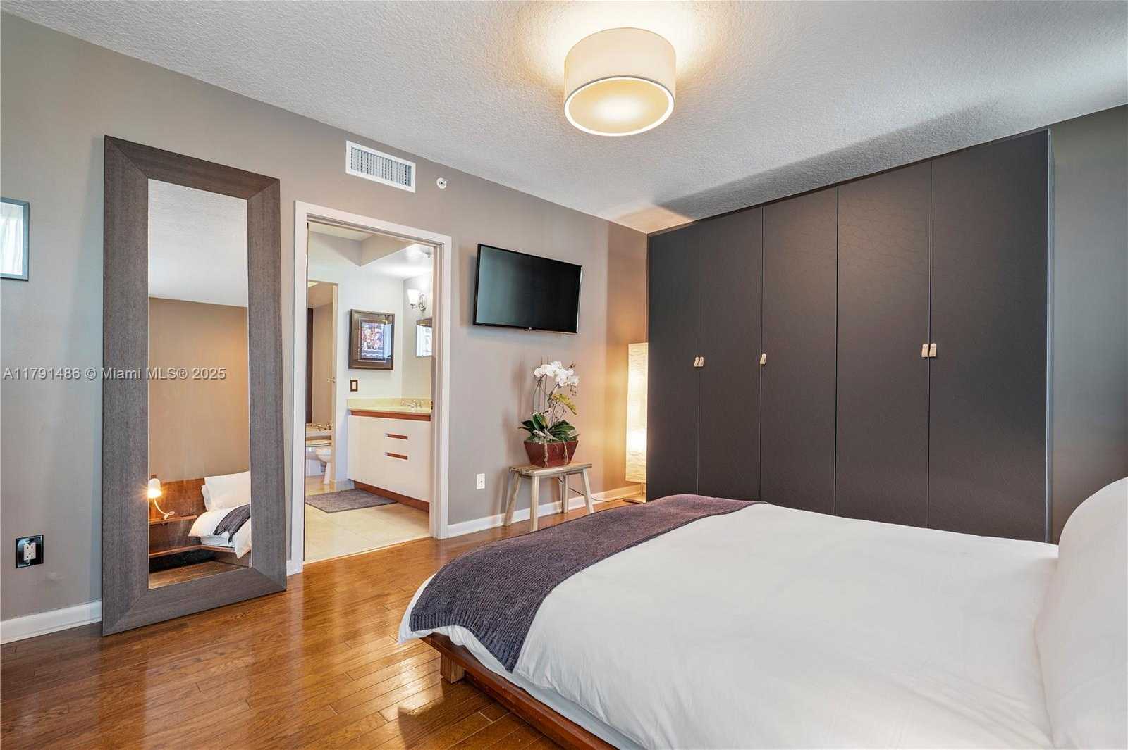 Small Image of 1500 OCEAN DR #810, Miami Beach Number 11
