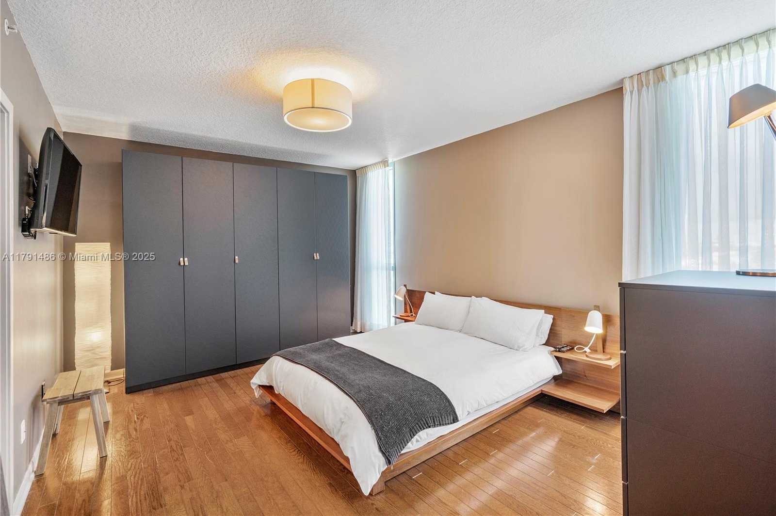 Small Image of 1500 OCEAN DR #810, Miami Beach Number 12