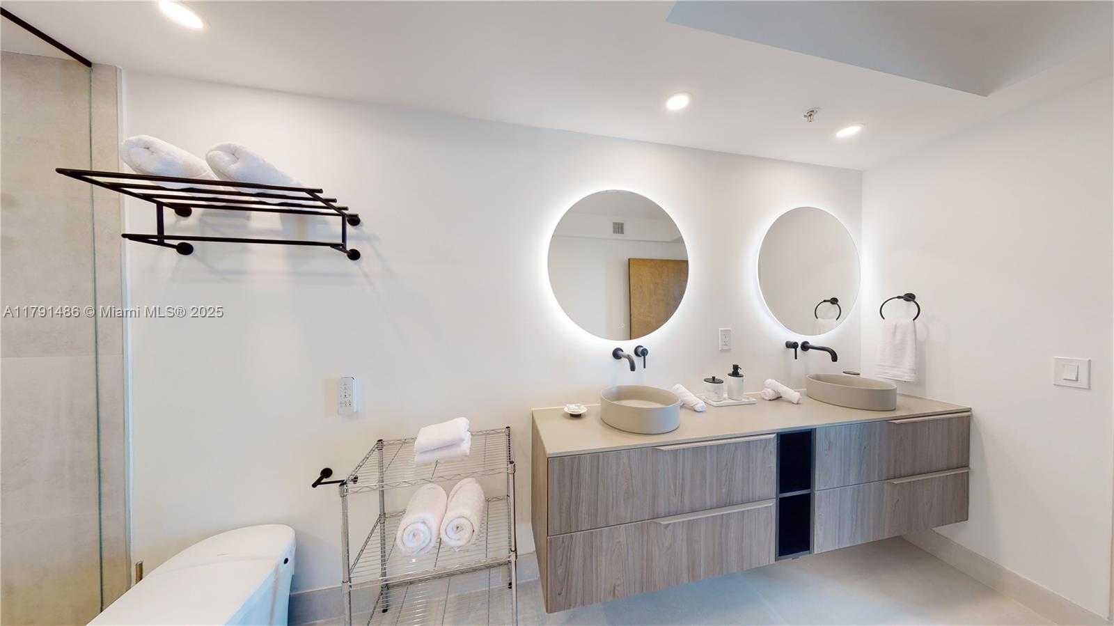 Small Image of 1500 OCEAN DR #810, Miami Beach Number 13