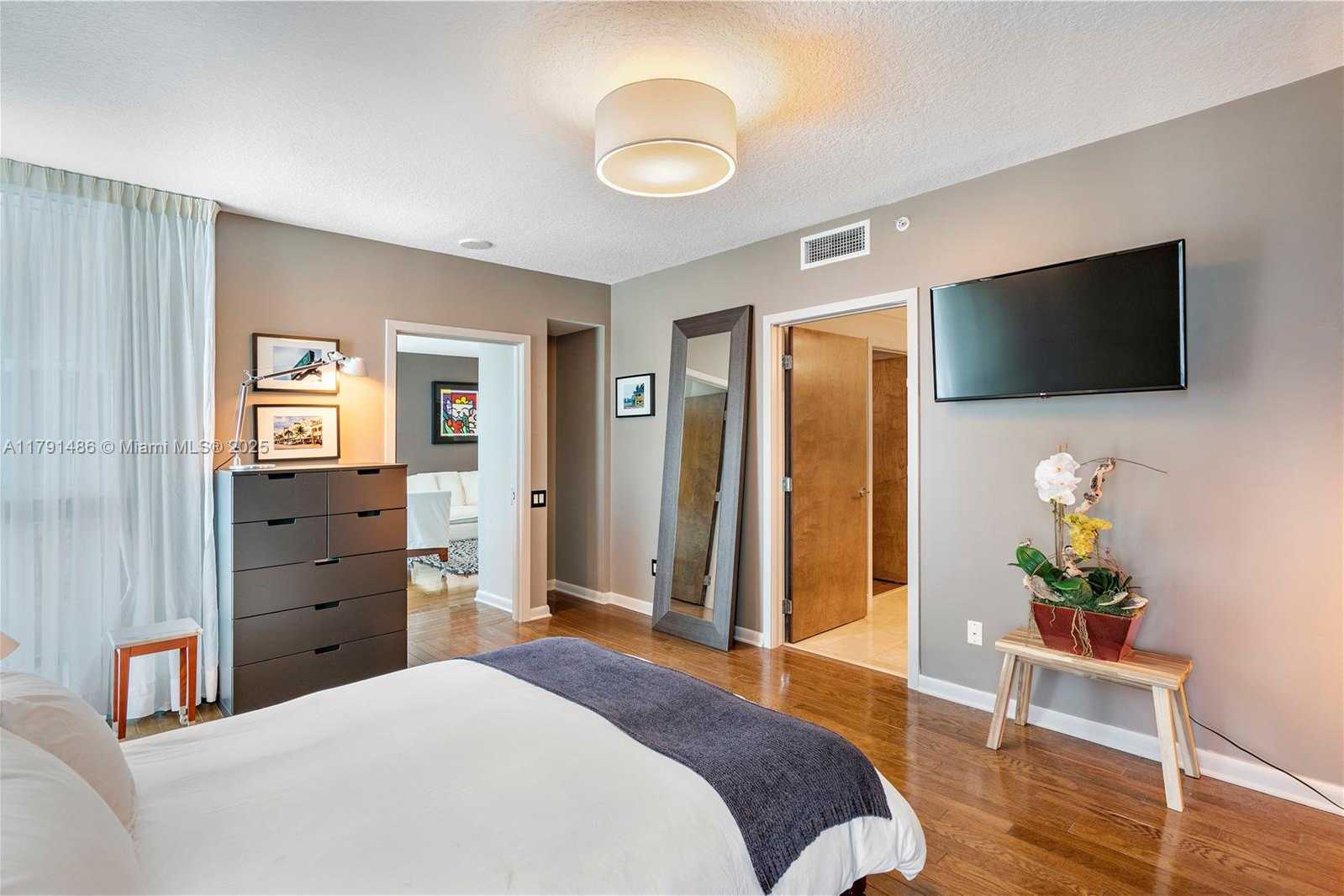 Small Image of 1500 OCEAN DR #810, Miami Beach Number 9