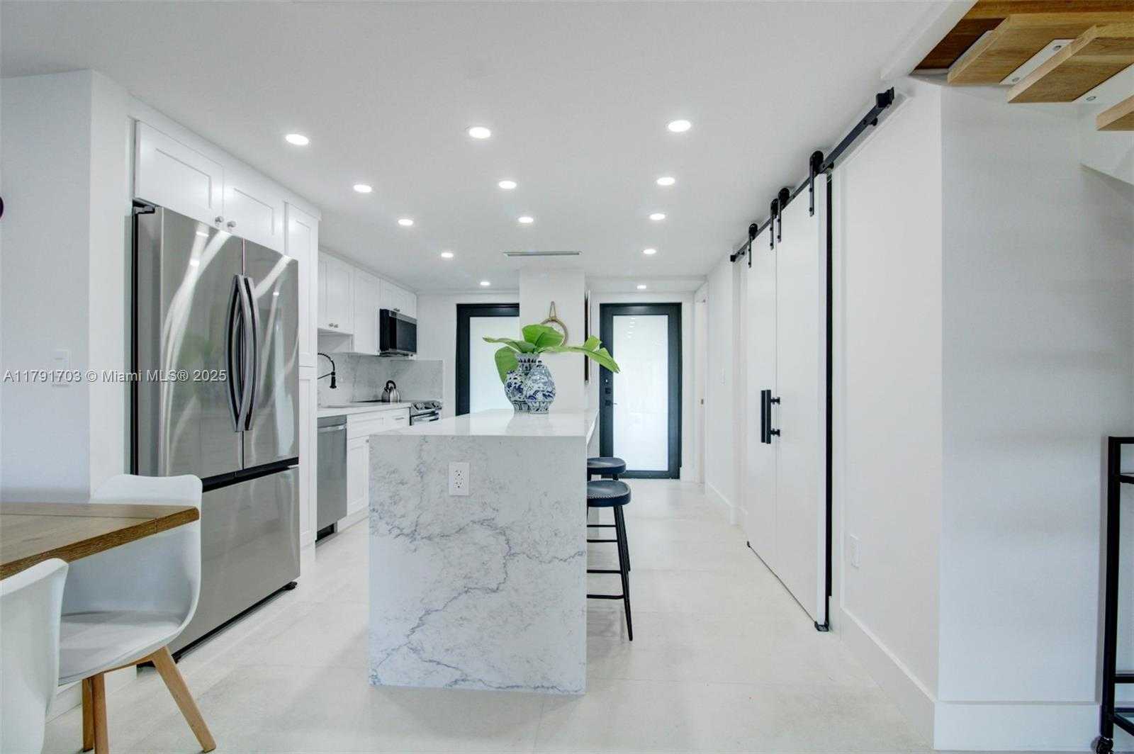 Small Image of 6901 EDGEWATER DR #321, Coral Gables Number 14