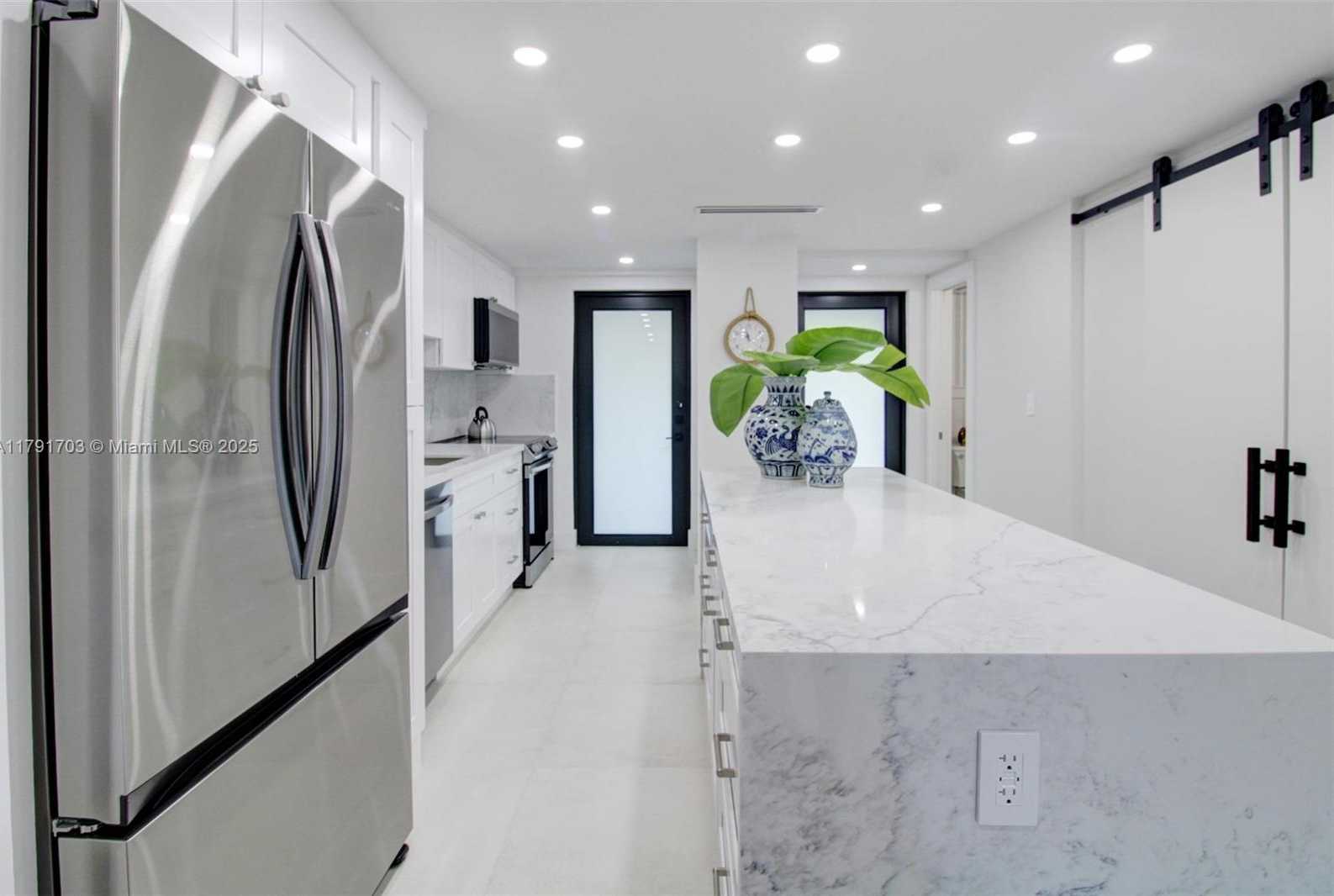 Small Image of 6901 EDGEWATER DR #321, Coral Gables Number 17