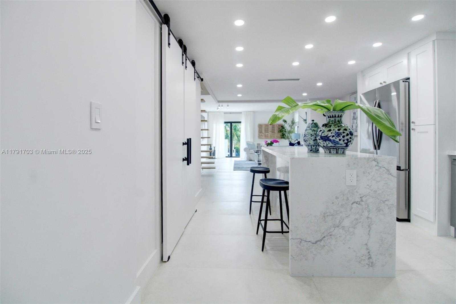 Small Image of 6901 EDGEWATER DR #321, Coral Gables Number 3