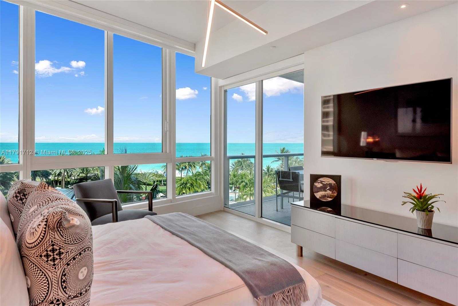 Small Image of 100 SOUTH POINTE DR #708, Miami Beach Number 11