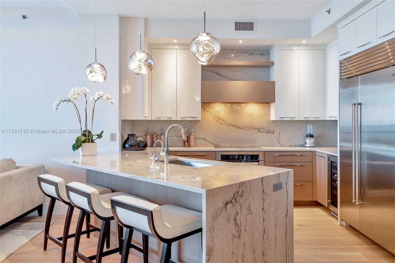 Small Image of 100 SOUTH POINTE DR #708, Miami Beach Number 4