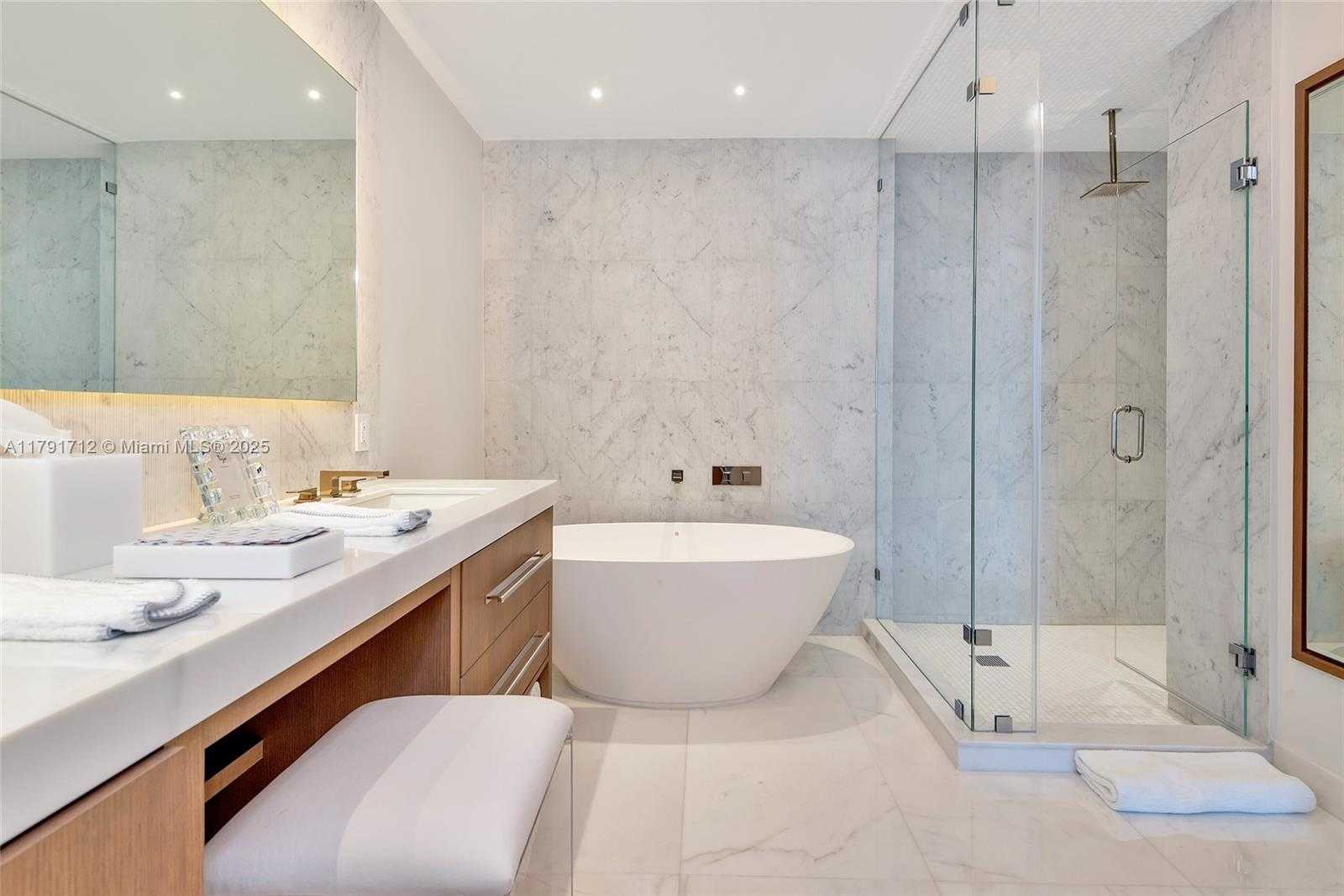 Small Image of 100 SOUTH POINTE DR #708, Miami Beach Number 8