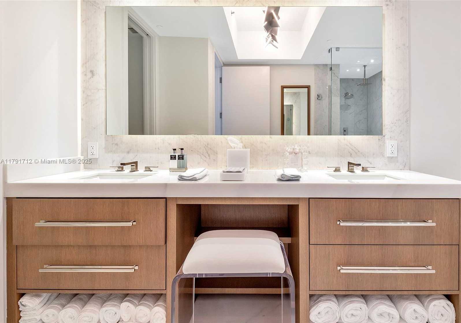 Small Image of 100 SOUTH POINTE DR #708, Miami Beach Number 9