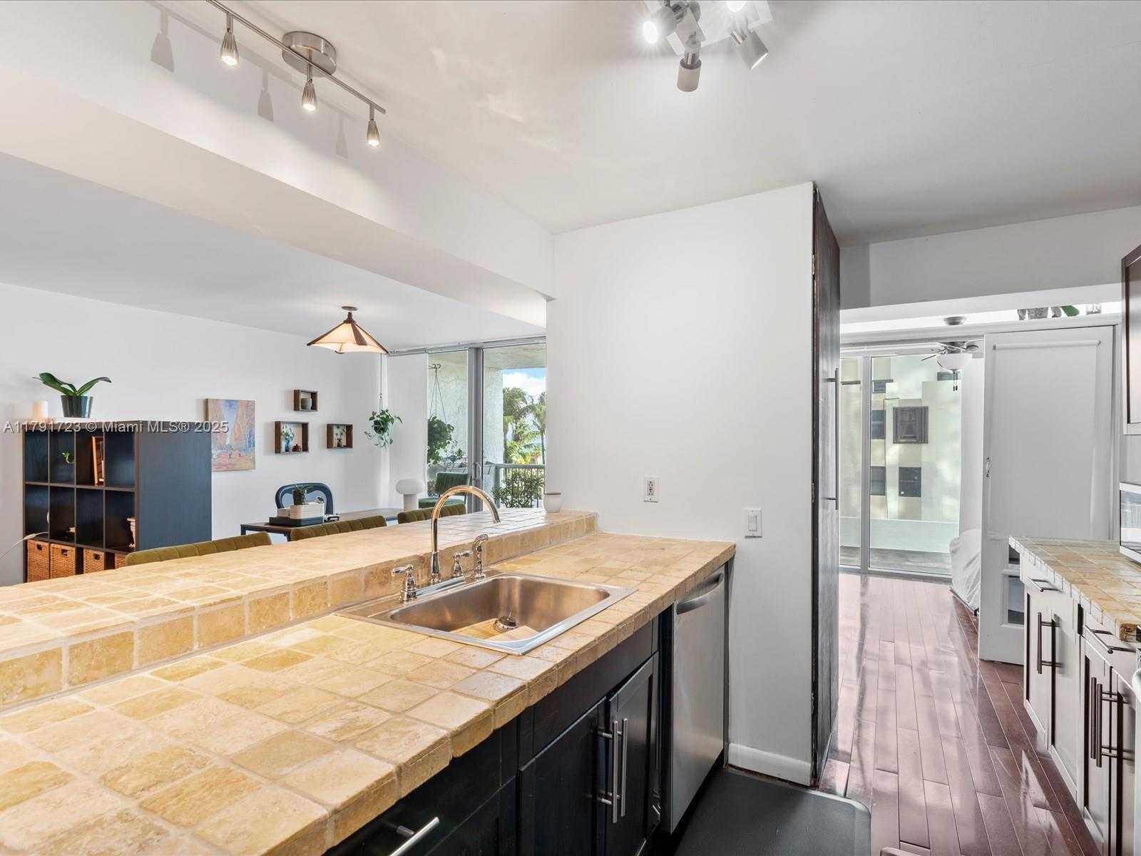 Small Image of 2655 COLLINS AVE #510, Miami Beach Number 14