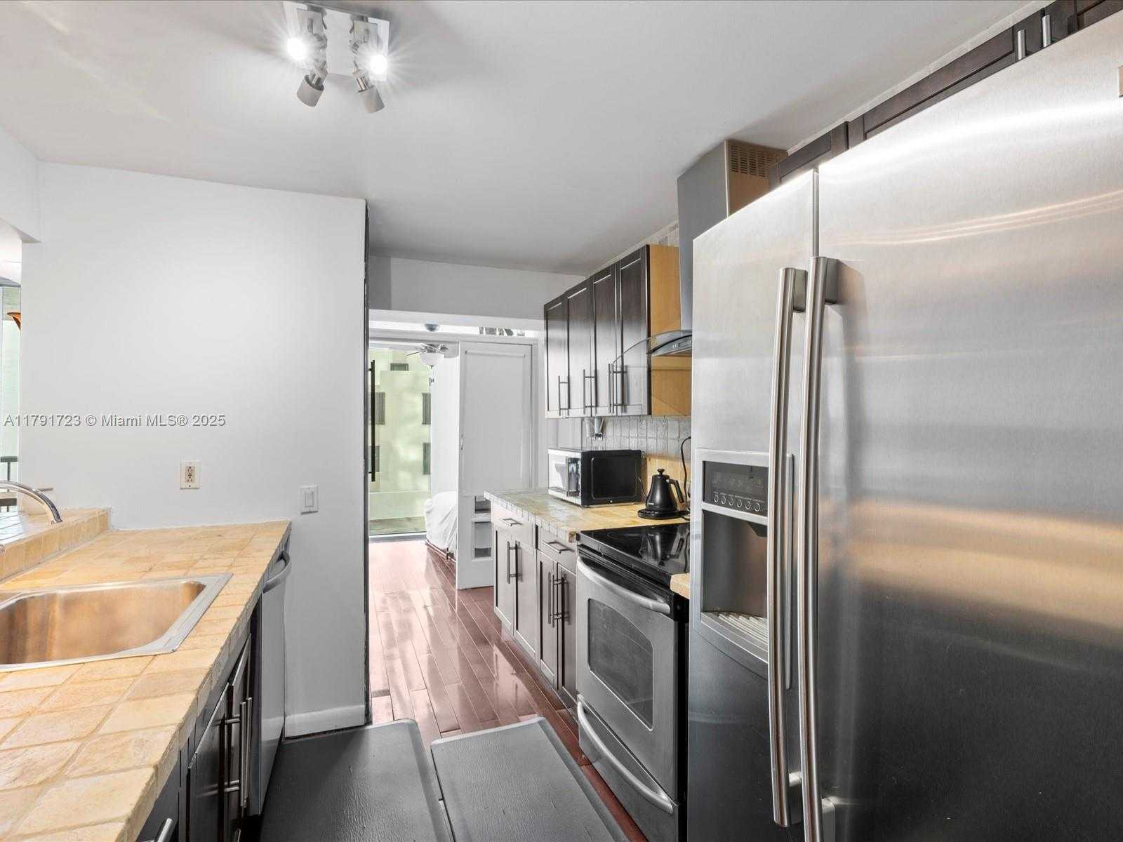Small Image of 2655 COLLINS AVE #510, Miami Beach Number 16
