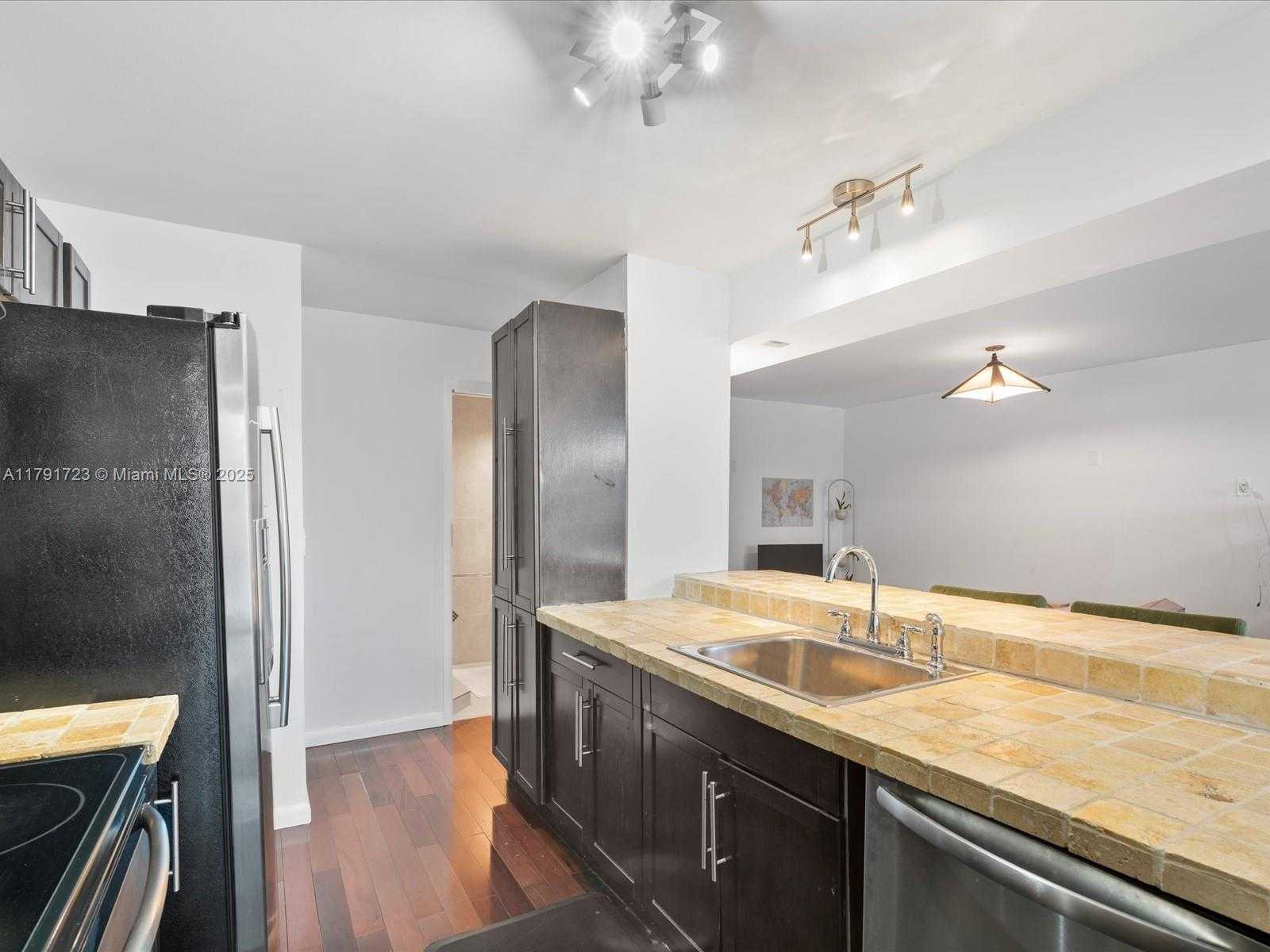 Small Image of 2655 COLLINS AVE #510, Miami Beach Number 17