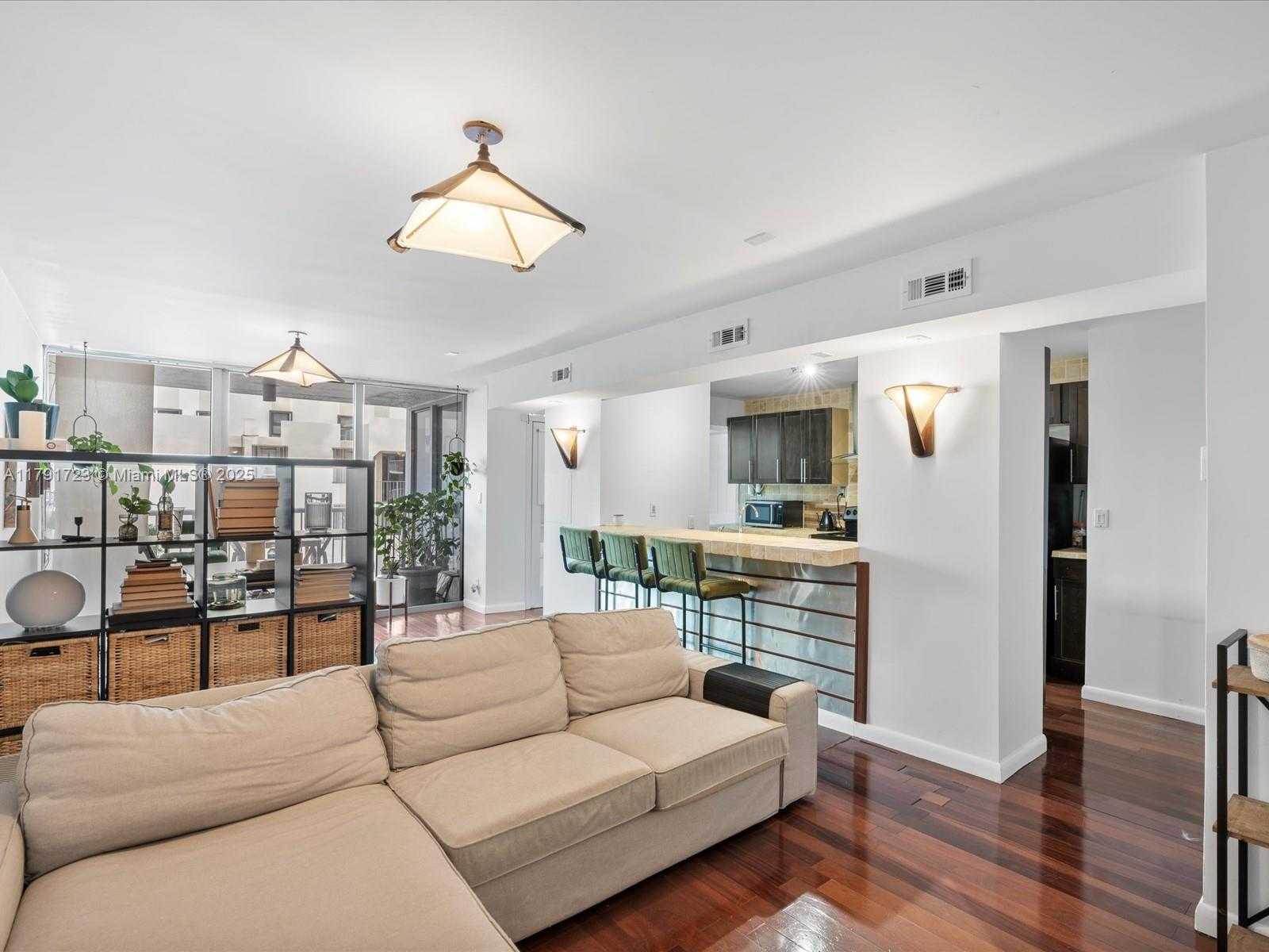 Small Image of 2655 COLLINS AVE #510, Miami Beach Number 9