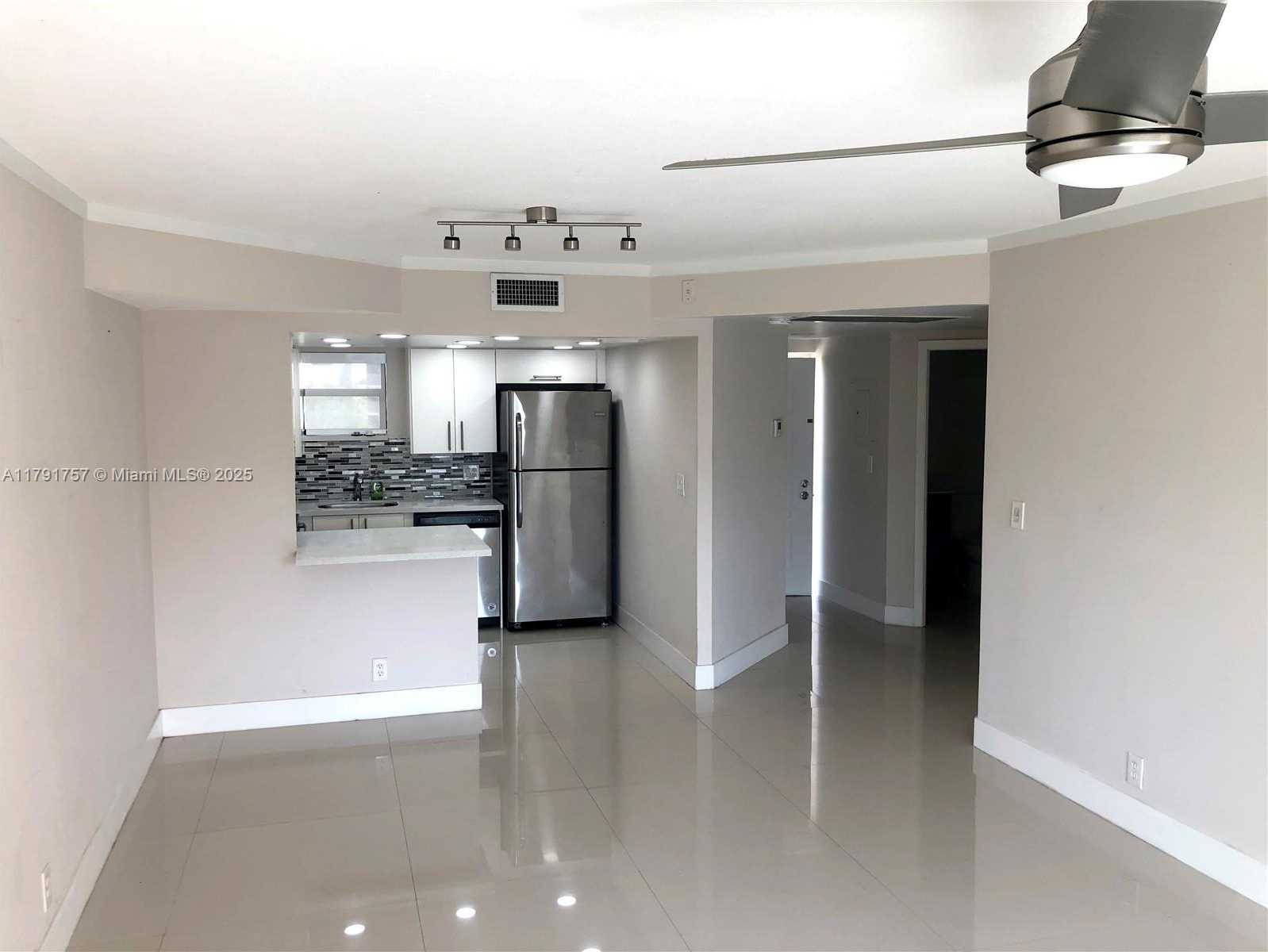 Small Image of 8290 LAKE DR #409, Doral Number 10