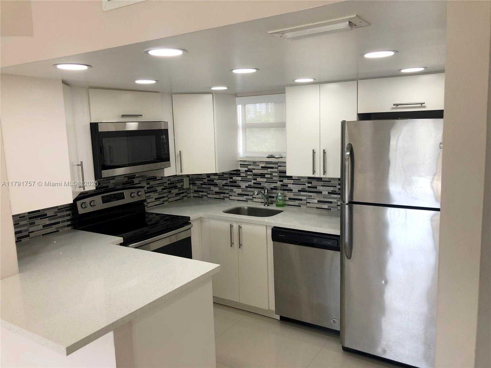 Small Image of 8290 LAKE DR #409, Doral Number 2