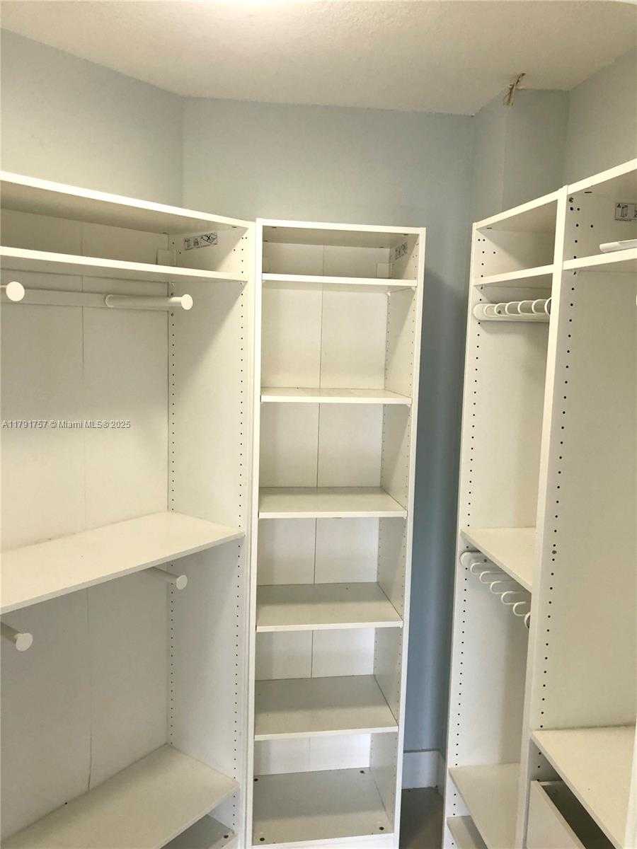 Small Image of 8290 LAKE DR #409, Doral Number 3