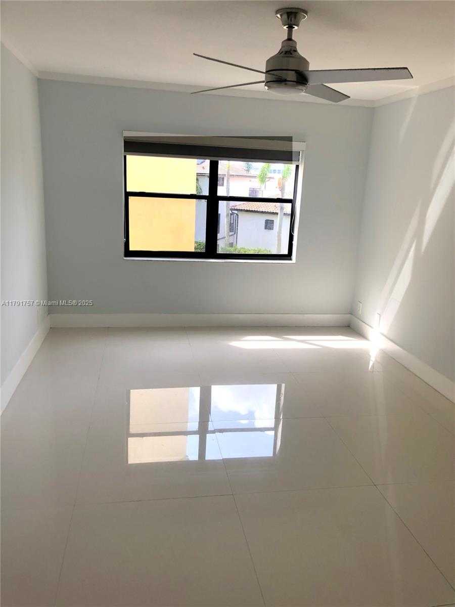 Small Image of 8290 LAKE DR #409, Doral Number 4