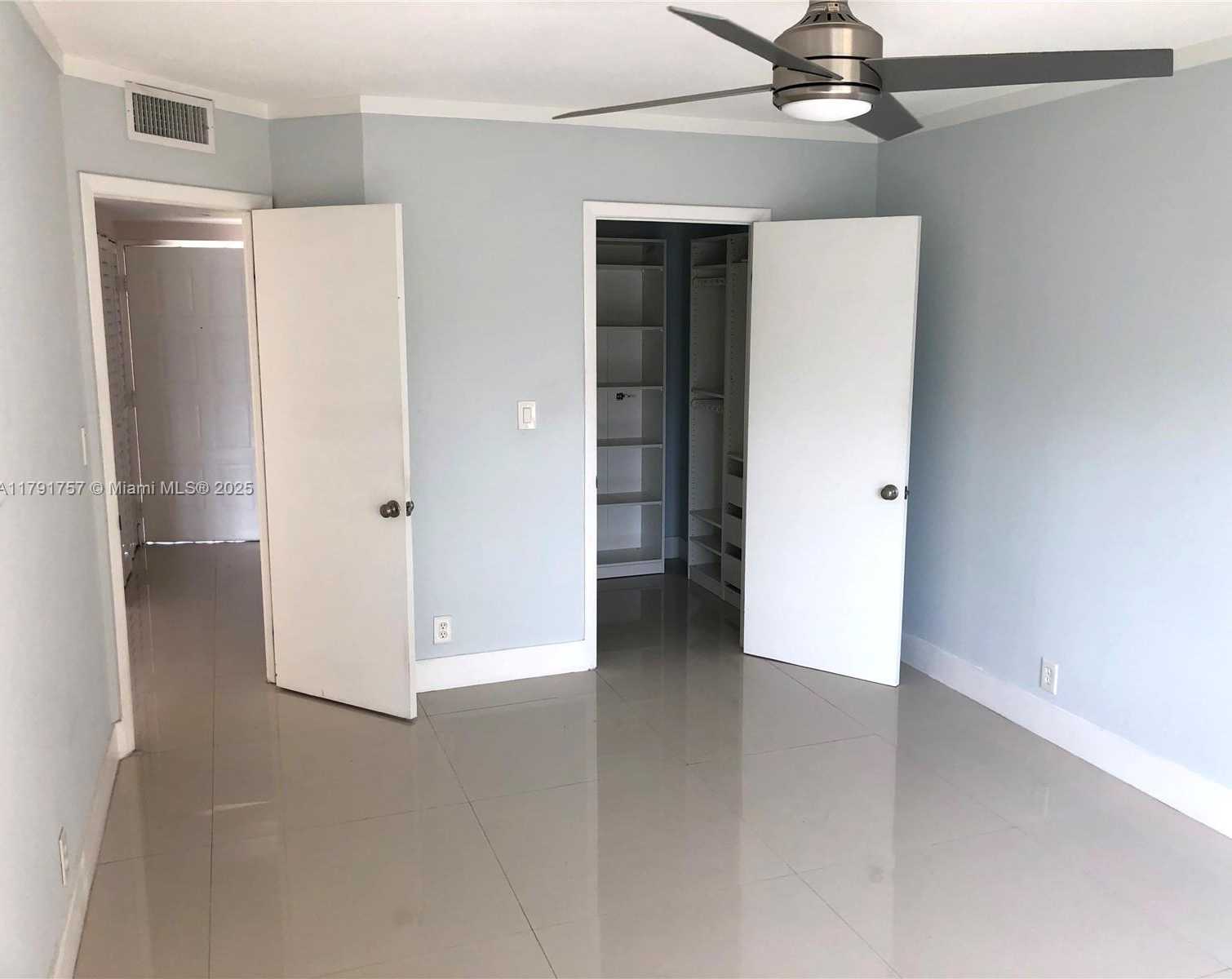 Small Image of 8290 LAKE DR #409, Doral Number 5