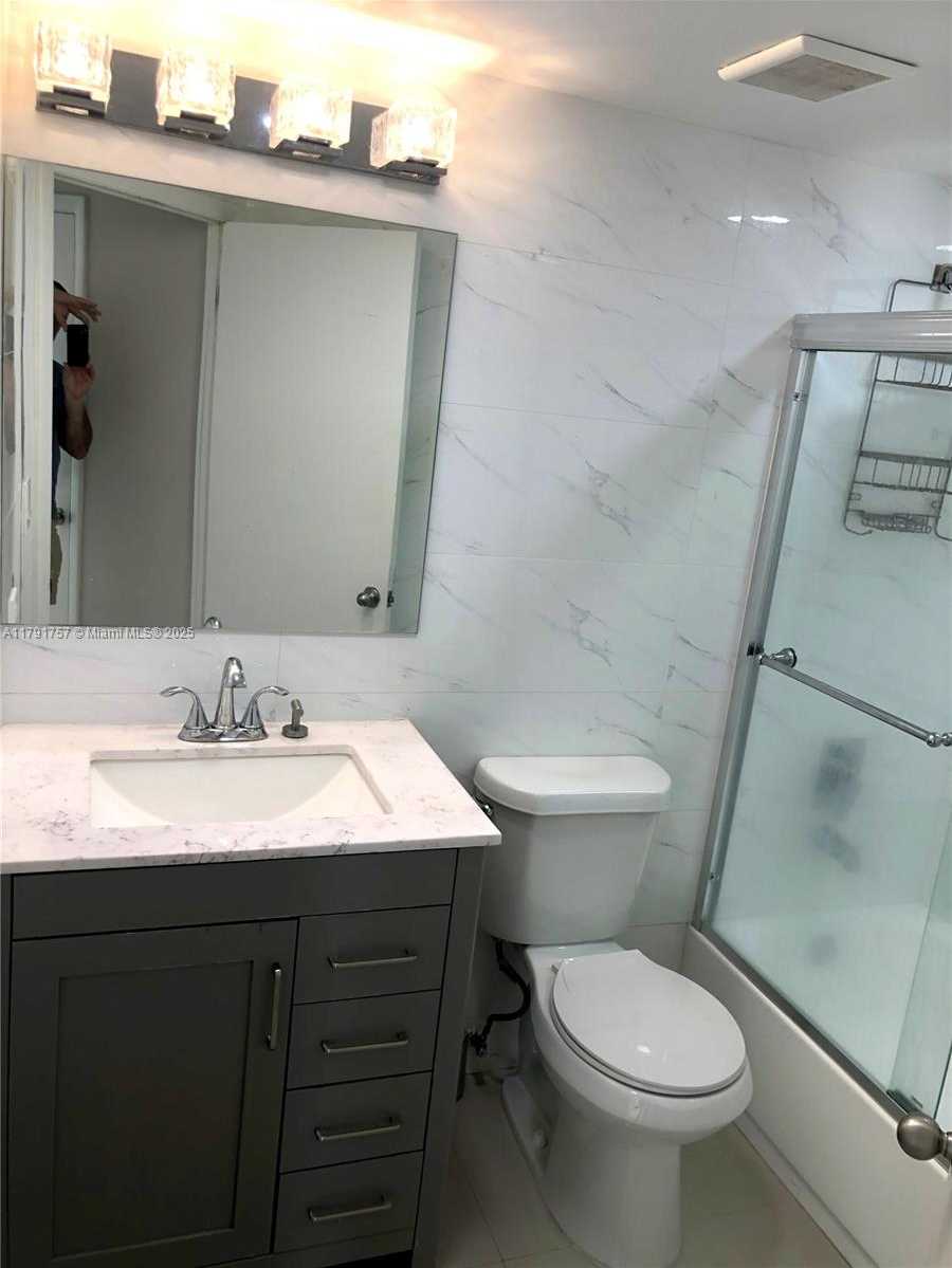 Small Image of 8290 LAKE DR #409, Doral Number 6