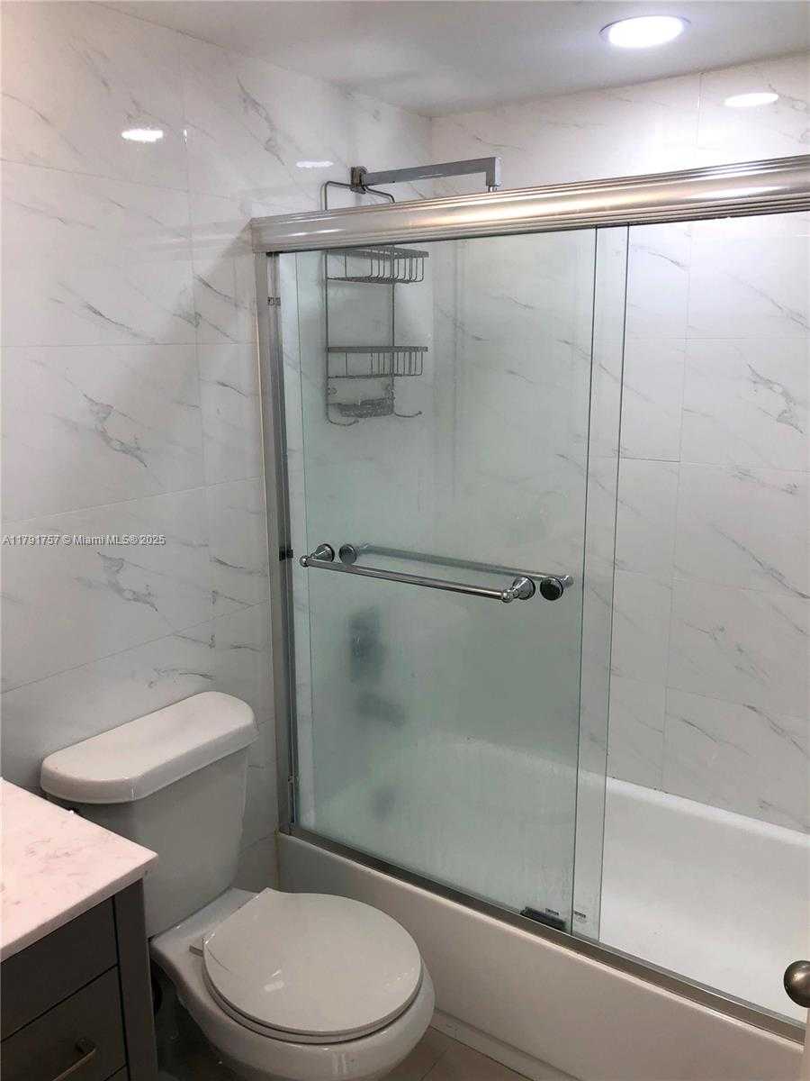 Small Image of 8290 LAKE DR #409, Doral Number 7
