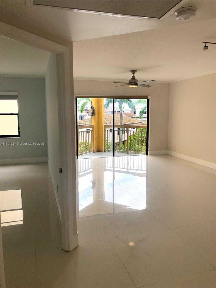 Small Image of 8290 LAKE DR #409, Doral Number 9