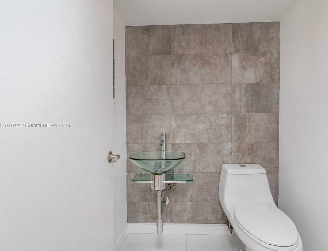 Small Image of 540 BRICKELL KEY DR #905, Miami Number 18